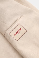 Sipario Sakko 'Ginza' sand gemustert mit tonalem Fischgrat, Slim Fit, tailliert, halb gefüttert, dre Knopf, Brust- und Hüfttaschen, Nahaufnahme Stoff und Label.