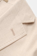 Sipario Sakko 'Ginza' sand gemustert, Nahaufnahme von Revers und Kragen, Leinen-Baumwoll-Mix, Slim Fit, tonaler Fischgrat, leichte Qualität.