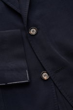 Nahaufnahme des Sipario Sakko 'Ginza' dark navy aus glattem Viskose-Microfaser-Mix, Slim Fit, tailliert, Drei-Knopf-Stil, fallendes Revers, mit teilgefüttertem, ungefüttertem Ärmelabschluss aus schräger Perspektive.