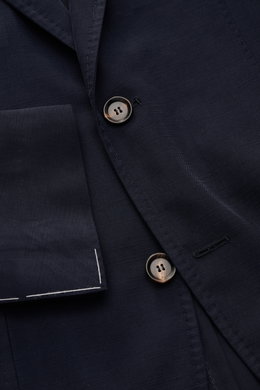 Nahaufnahme des Sipario Sakko 'Ginza' dark navy aus glattem Viskose-Microfaser-Mix, Slim Fit, tailliert, Drei-Knopf-Stil, fallendes Revers, mit teilgefüttertem, ungefüttertem Ärmelabschluss aus schräger Perspektive.