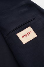 Nahaufnahme des halb gefütterten Sipario Sakko 'Ginza' dark navy aus Viskose-Microfaser-Mix, Slim Fit, tailliert, mit Brust- und aufgesetzten Hüfttaschen, unfertigen Ärmelabschlüssen und rückwärtigen Seitenschlitzen, fotografiert von oben.