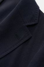 Nahaufnahme des fallenden Revers vom Sipario Sakko 'Ginza' dark navy, leichte Viskose-Microfaser-Qualität, Slim Fit, taillierter Drei-Knopf-Stil.