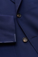 Close-up front view of the Sipario Smart-casual jacket 'Ivan' dark blue showing double-breasted buttons and unfinished sleeve cuffs. A stylish office look: With its double-breasted, buttoned design, the versatile smart-casual jacket 'Ivan' by SIPARIO give