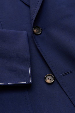 Close-up front view of the Sipario Smart-casual jacket 'Ivan' dark blue showing double-breasted buttons and unfinished sleeve cuffs. A stylish office look: With its double-breasted, buttoned design, the versatile smart-casual jacket 'Ivan' by SIPARIO give
