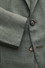 Nahaufnahme des Cesare Attolini Sakko graugrün meliert in Slim Fit, tailliert mit fallendem Revers und feinem tonalen Webmuster.