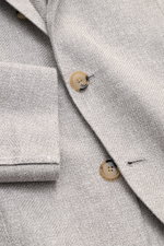 Nahaufnahme des Borrelli Sakko 'Procida' grau/offwhite meliert aus leicht griffigem Leinen-Seide-Baumwoll-Mix, Slim Fit, tailliert, Drei-Knopf-Stil.