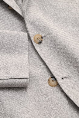 Nahaufnahme des Borrelli Sakko 'Procida' grau/offwhite meliert aus leicht griffigem Leinen-Seide-Baumwoll-Mix, Slim Fit, tailliert, Drei-Knopf-Stil.