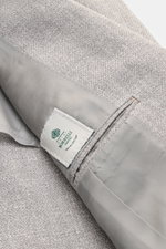 Nahaufnahme der halb gefütterten Innenseite des Borrelli Sakko 'Procida' grau/offwhite meliert mit feiner Struktur, Label und Innentasche.