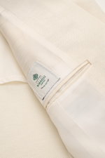 Borrelli Sakko 'Procida' creme aus leicht griffigem Leinen-Seide-Baumwoll-Mix, Detailaufnahme Innenfutter und Label, halb gefüttert.