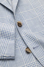 Nahaufnahme des Borrelli Sakkos 'Procida' rauchblau/offwhite kariert aus Wolle mit Cashmere-Anteil, Slim Fit, Glencheck-Muster, tailliert, mit fallendem Revers und drei Knöpfen.
