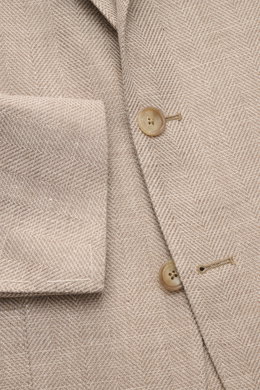 Tagliatore Sakko 'Monte Carlo' beige meliert, Nahaufnahme von Vorderseite mit Fischgrat-Struktur, zwei Knöpfen, fallendem Revers und Manschette.