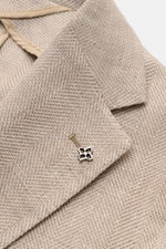Tagliatore Sakko 'Monte Carlo' beige meliert mit markanter Fischgrat-Struktur, schräg von oben auf Revers und Pin fotografiert, Leinen-Baumwoll-Mix.
