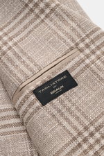 Nahaufnahme des karierten Tagliatore Sakko 'Monte Carlo' beige/taupe kariert mit Unconstructed-Verarbeitung, Strukturgewebe und Label an der Innentasche.