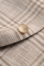 Nahaufnahme des beigen/taupe karierten Tagliatore Sakko 'Monte Carlo' mit Unconstructed-Verarbeitung, Knopf und Strukturgewebe.