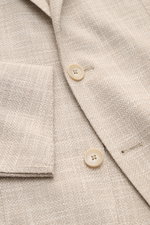 Tagliatore Sakko 'Monte Carlo' beige meliert in Unconstructed-Verarbeitung, Slim Fit, aus Woll-, Baumwoll- und Seidenmix, mit fallendem Revers, Zwei-Knopf-Stil, Brust- und Hüfttaschen, unfertigen Ärmelabschlüssen, aufgenommen in Nahaufnahme frontal.