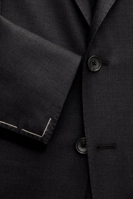 Tagliatore Sakko 'Monte Carlo' schwarz, Nahaufnahme von tailliertem Zwei-Knopf-Slim-Fit-Sakko mit fallendem Revers, feinem Strukturgewebe, weichem Griff und unfertigen Ärmeln.