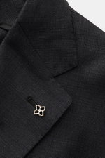 Tagliatore Sakko 'Monte Carlo' schwarz, Detailaufnahme fallendes Revers mit markentypischem Pin, feines Strukturgewebe, Slim Fit, edler Klassiker.