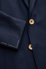 Tagliatore Sakko 'Monte Carlo' navy in Nahaufnahme von Ärmel und zwei goldenen Knöpfen, Super 110'S Schurwolle, Slim Fit, Twill-Struktur.