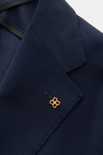 Tagliatore Sakko 'Monte Carlo' navy in Nahaufnahme von Revers und goldfarbenem Markenpin, feine Super 110'S Schurwolle, Twill-Struktur, Unconstructed Design.