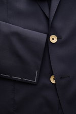Nahaufnahme des Tagliatore Sakkos 'Monte Carlo' navy aus Schurwoll-Seiden-Mix, Slim Fit, zwei Knöpfen, fallendem Revers, unfertigen Ärmeln, fotografiert von vorne schräg oben.