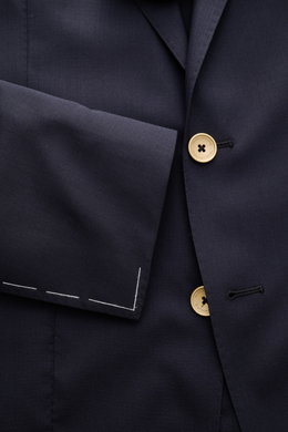 Nahaufnahme des Tagliatore Sakkos 'Monte Carlo' navy aus Schurwoll-Seiden-Mix, Slim Fit, zwei Knöpfen, fallendem Revers, unfertigen Ärmeln, fotografiert von vorne schräg oben.