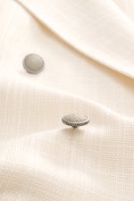 Tagliatore Sakko 'Vesuvio' creme, Nahaufnahme von Knöpfen und Webstruktur, weicher Griff, leichte Sommerqualität, Slim Fit, zweireihig, Spitzrevers.