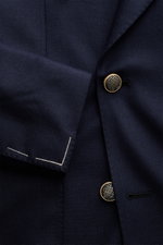Tagliatore Seidensakko 'Vesuvio' navy in Nahaufnahme von vorne, zeigt zweireihigen Drei-Knopf-Stil, Spatenrevers, markante Webstruktur und weiche reine Seide.