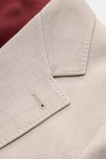 Brunello Cucinelli Sakko sand meliert, Detailaufnahme Revers mit fallendem Kragen, melierte Webstruktur, Cashmere-Seide-Mix, Slim Fit, edel und klassisch.