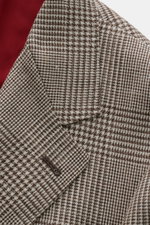 Brunello Cucinelli Sakko beige/dunkelbraun kariert, Detailaufnahme von fallendem Revers und Glencheck-Muster in edlem Woll-Seide-Leinen-Mix.