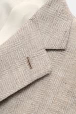 Caruso Sakko 'Aida' beige meliert mit Slim Fit, Fischgratstruktur aus Leinen und Wolle, Detailaufnahme Revers und Knopfloch, halb gefüttert.