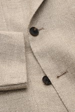 Nahaufnahme des Caruso Sakko 'Aida' beige meliert im rustikalen italienischen Stil mit markanter Hanf-Woll-Webstruktur, steigendem Spitzrevers und zwei braunen Knöpfen, fotografiert von oben.
