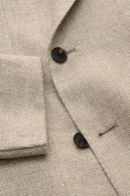 Nahaufnahme des Caruso Sakko 'Aida' beige meliert im rustikalen italienischen Stil mit markanter Hanf-Woll-Webstruktur, steigendem Spitzrevers und zwei braunen Knöpfen, fotografiert von oben.