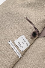 Nahaufnahme des Caruso Sakko 'Aida' beige meliert mit steigendem Revers, Hanf-Wolle Webstruktur und halb gefüttertem Innenfutter.