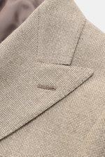 Caruso Sakko 'Aida' beige meliert, Detailaufnahme steigendem Spitzrevers, rustikale Hanf-Woll-Webstruktur, Slim Fit, halb gefüttert.