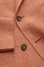 Caruso Sakko 'Aida' rostbraun meliert im rustikalen italienischen Stil, zweireihig, Slim Fit, aus Hanf-Wolle mit markanter Webstruktur, Detailaufnahme von oben.