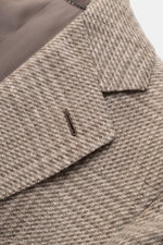 Close-up front-left perspective of Caruso Smart-casual jacket 'Aida' taupe/brown checked with lightweight linen-wool blend fabric and classic glen check.

<p>A stylish addition with a classic feel: Made of a lightweight linen-wool blend with timeless glen
