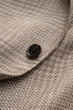 Alt tag (125 characters max):  
Close-up front view of Caruso Smart-casual jacket 'Aida' taupe/brown checked, highlighting fabric texture and button detail.

Description:  
<p>A stylish addition with a classic feel: Made of a lightweight linen-wool blend 