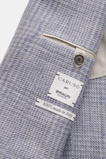Close-up view of the Caruso Smart-casual jacket 'Aida' grey/smoky blue checked showing fabric texture, label, and button detail.

Description: <p>A stylish addition with a classic feel: Made of a lightweight linen-wool blend with timeless glen check, the 