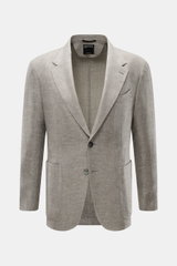 Frontale Nahaufnahme des Zegna Sakko 'Riviera' grau/weiß meliert aus Leinen-Wolle-Seide-Mix mit Slim Fit, fallendem Revers und aufgesetzten Taschen.