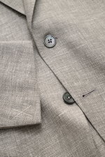 Nahaufnahme des Zegna Sakkos 'Riviera' grau/weiß meliert aus Leinen, Wolle und Seide mit weichem Griff, Slim Fit, fallendem Revers und zwei Knöpfen.