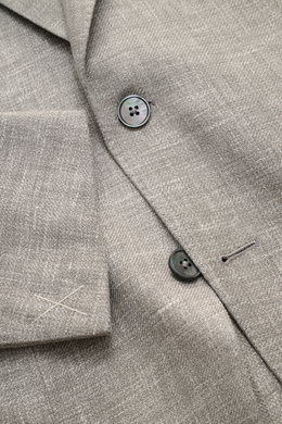 Nahaufnahme des Zegna Sakkos 'Riviera' grau/weiß meliert aus Leinen, Wolle und Seide mit weichem Griff, Slim Fit, fallendem Revers und zwei Knöpfen.