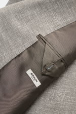 Nahaufnahme des halb gefütterten Innenfutters vom Zegna Sakko 'Riviera' grau/weiß meliert, Detail der feinen Webstruktur aus Leinen, Wolle, Seide.