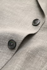 Nahaufnahme des Zegna Sakko 'Riviera' grau/weiß meliert in Slim Fit, tailliert mit feiner Webstruktur und schwarzen Knöpfen, Detailansicht.
