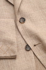 Nahaufnahme des Zegna Sakko taupe meliert aus Leinen, Wolle und Seide mit feinem Strukturgewebe, Slim Fit, zwei Knöpfen und Brusttasche.