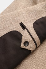 Nahaufnahme des Ärmels vom Zegna Sakko taupe meliert aus Leinen, Wolle und Seide mit dunkelbraunem Ellenbogenpatch und Knopf.