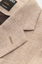 Nahaufnahme des Zegna Sakkos taupe meliert mit feinem Strukturgewebe aus Leinen, Wolle und Seide, fallendem Revers und Slim Fit.