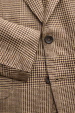 Close-up front view of Zegna Sakko dunkelbraun/beige kariert with Glencheck pattern, soft silk, linen, wool blend, slim fit, two-button style, notch lapel, classic chest pocket, flap hip pockets, unfinished sleeve ends, back side vents, half-lined, and th