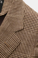 Close-up front view of Zegna Sakko dunkelbraun/beige kariert with Glencheck pattern, soft silk, linen, and wool blend fabric.

<p>Dieses Sakko von ZEGNA aus Seide, Leinen und Wolle mit Anteil mit Glencheck-Webmuster steht mit seinem angenehm weichen Griff