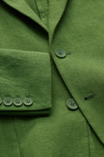 Percival Sakko 'Tailored Linen' grün im Slim Fit, Detailaufnahme von vorne mit fallendem Revers, Knöpfen und Leinen-Baumwoll-Mix.