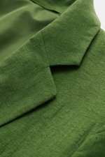 Nahaufnahme des fallenden Revers vom Percival Sakko 'Tailored Linen' grün aus leicht griffigem Leinen-Baumwoll-Mix, Slim Fit.